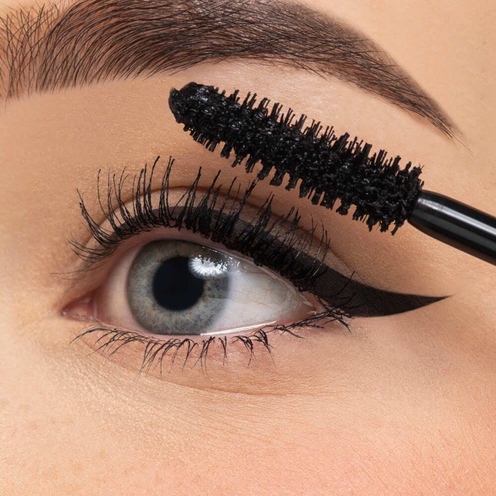 Auge mit Mascara-Applikator. Schwarze Wimperntusche auf den Wimpern. Eyeliner-Strich.