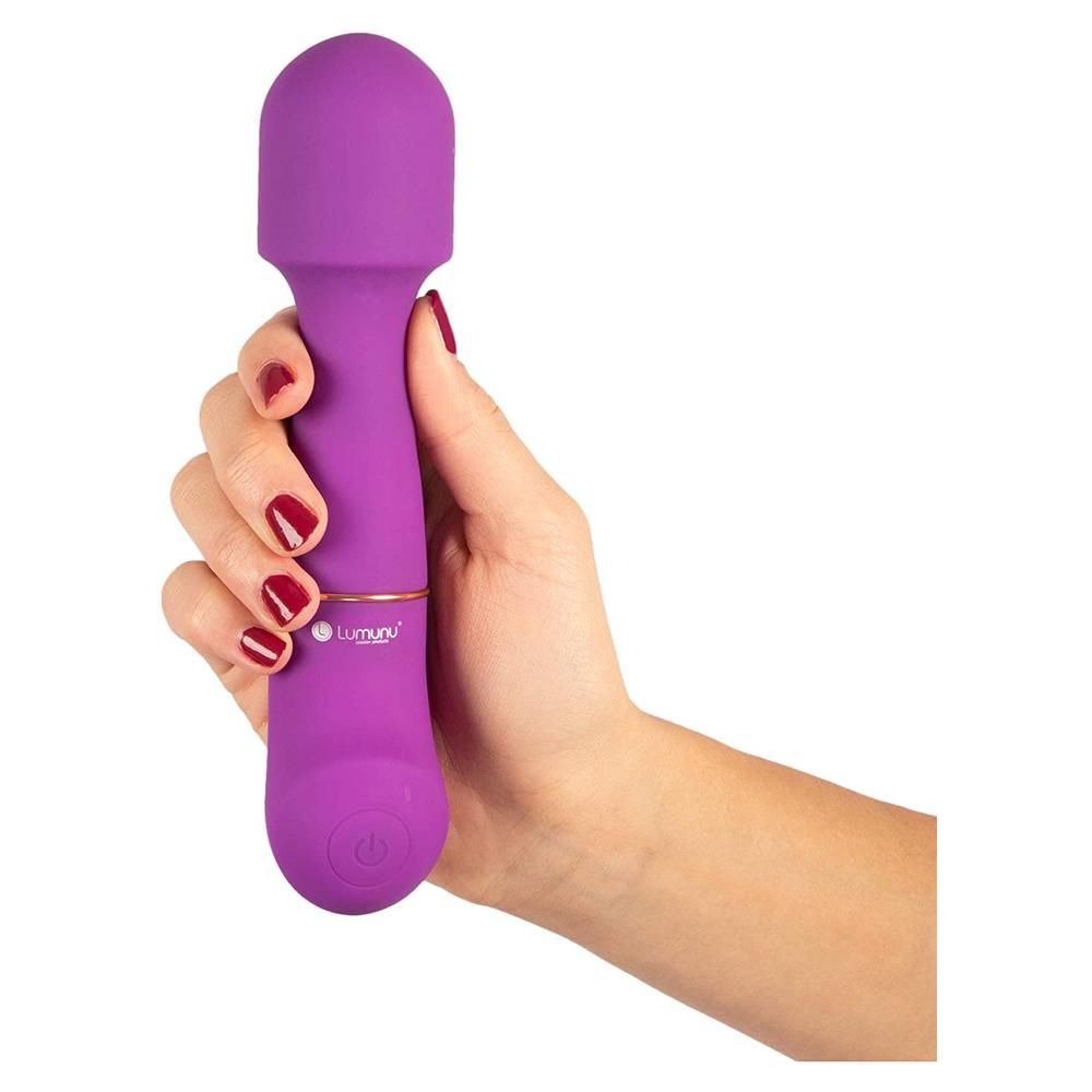 Eine Hand hält einen violetten Vibrator. Auf dem Vibrator ist der Markenname Lumunu zu sehen.