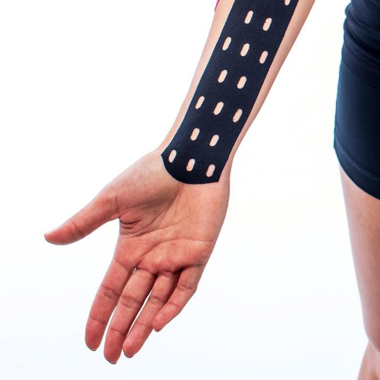 Schwarzes Kinesiologie-Tape auf einem Unterarm aufgetragen, mit sichtbaren Perforationen.