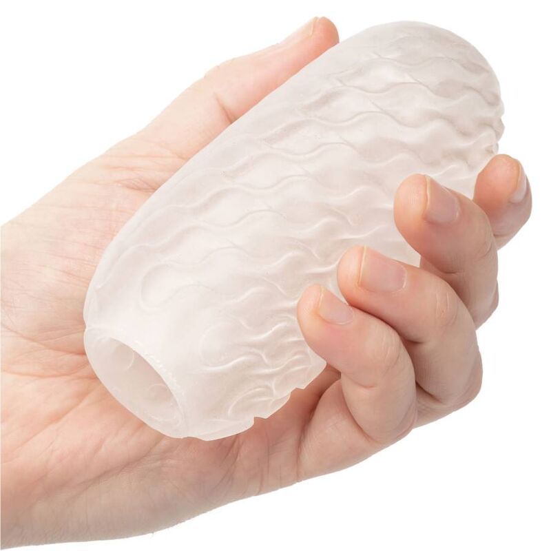 Weißes, ovales Produkt mit Rippen und Textur. In Hand gehalten.