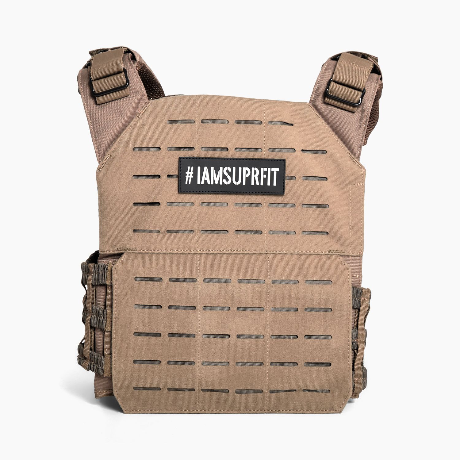 Braune Gewichtsweste mit „#IAMSUPRFIT“-Patch. Marke SUPRFIT. Seitliche Gurte und Schulterpolster mit Schlitzen.