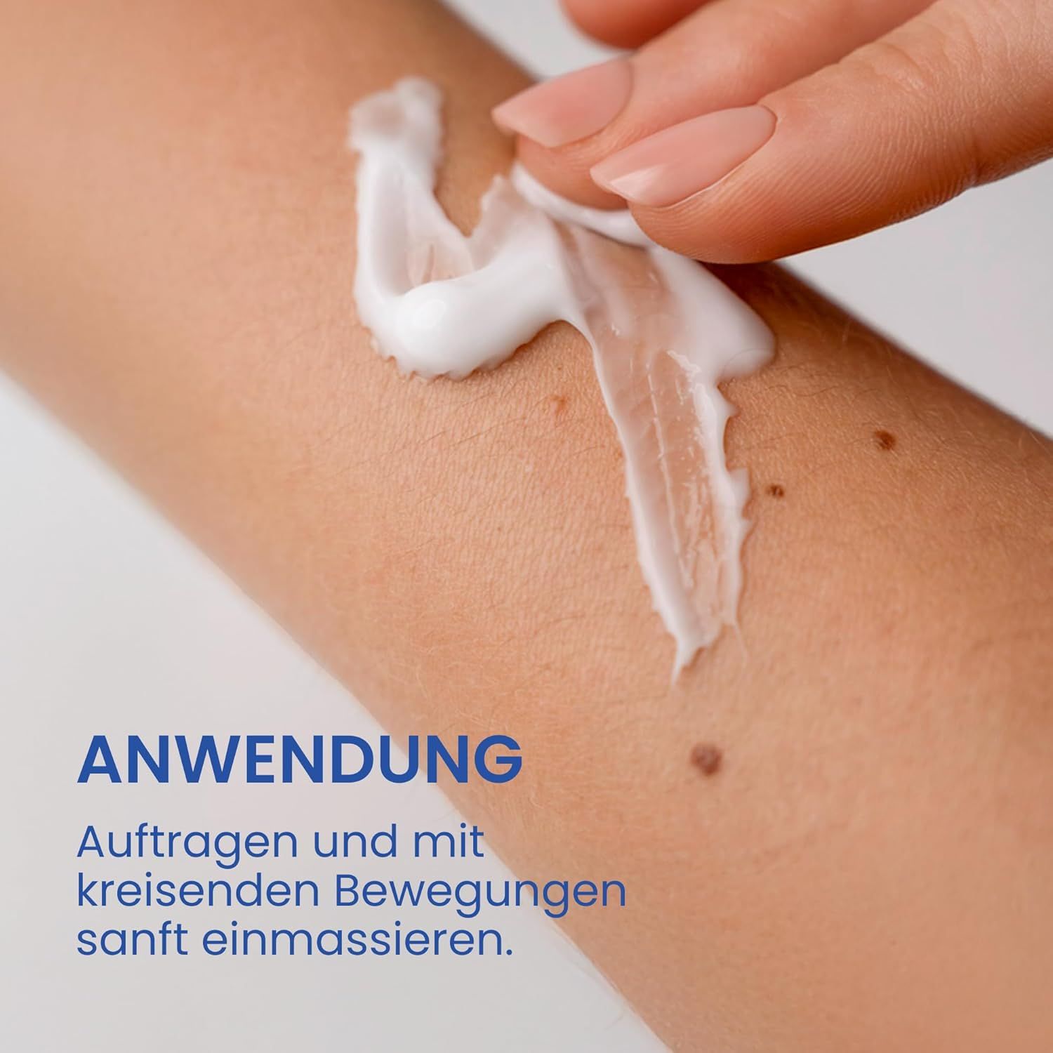 Arm mit aufgetragener weißer Creme. Text: Anwendung: Auftragen und mit kreisenden Bewegungen sanft einmassieren.