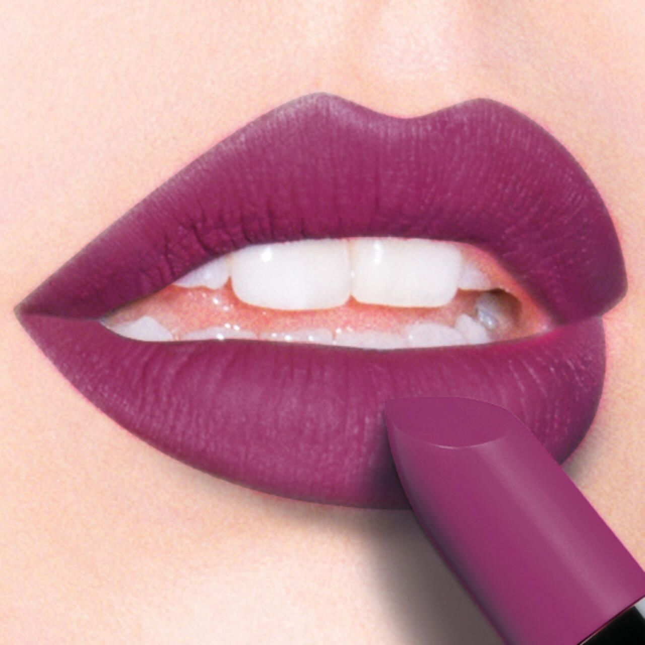 Lippen mit mattem, pinkfarbenem Lippenstift. Ein Lippenstift wird auf die Lippen aufgetragen.