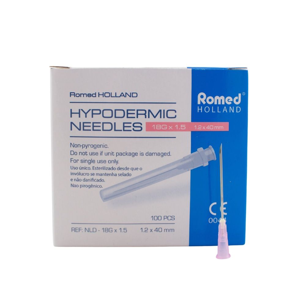 Packung mit Injektionskanülen. Aufschrift: Hypodermic Needles 18G x 1.5, 1.2 x 40 mm. Einzelne Kanüle daneben.