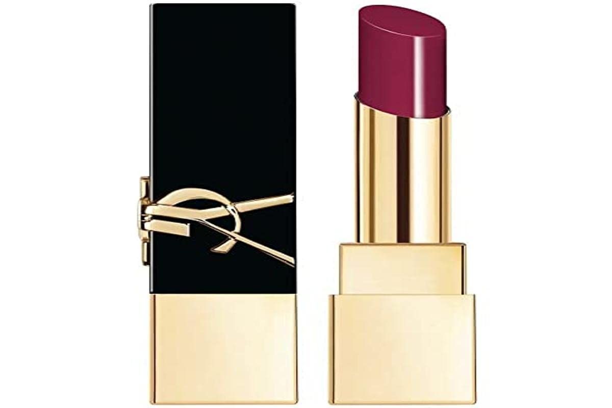 Schwarzer Lippenstift mit goldfarbenem Detail. Goldfarbener Lippenstift-Halter. Sichtbare Lippenstiftfarbe: Pflaume.