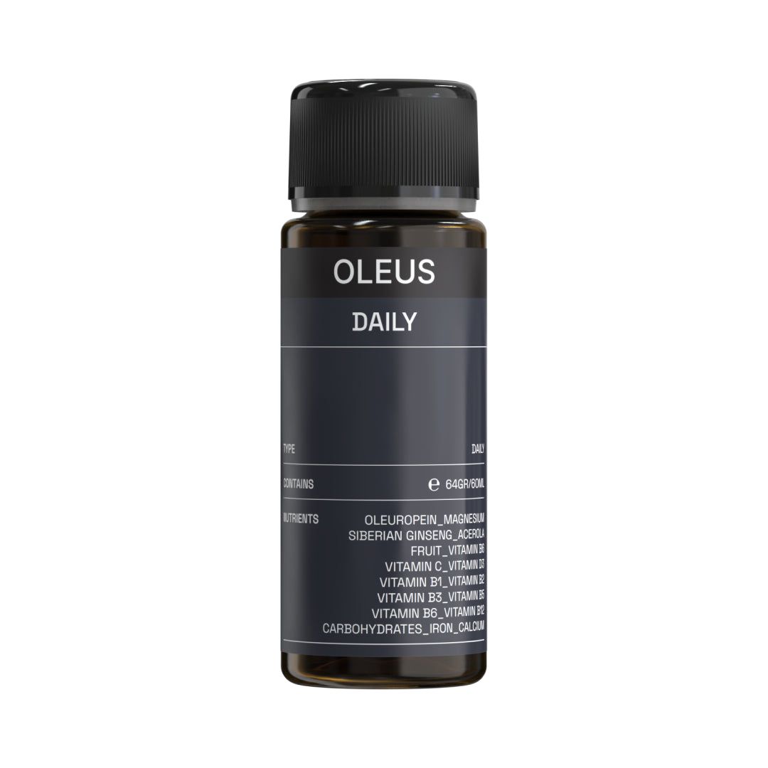 Kleine bruine fles met zwarte dop. Opschrift: OLEUS DAILY. Ingrediëntenlijst op het etiket.