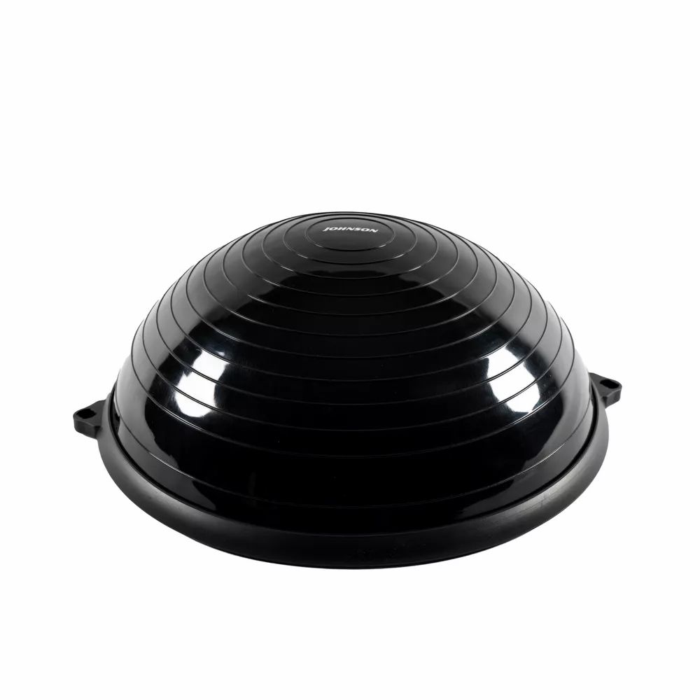 Schwarze Balance Ball. Halbkuppelförmig mit geriffelter Oberfläche. Schwarzer Rand. Marke sichtbar.