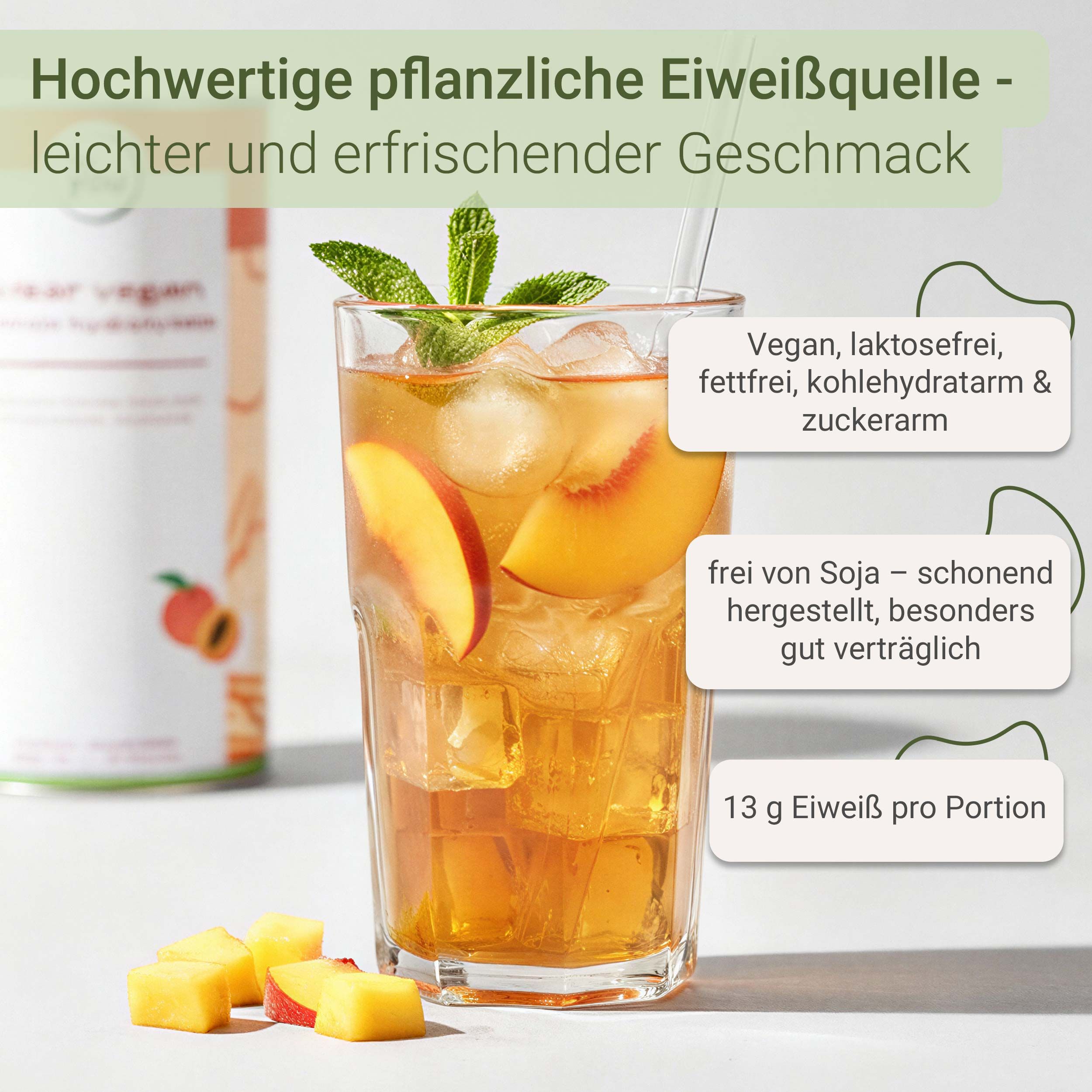 Glas mit Getränk, Eiswürfeln, Pfirsichstücken und Minze. Text: Vegan, laktosefrei, zuckerarm. 13 g Eiweiß pro Portion.