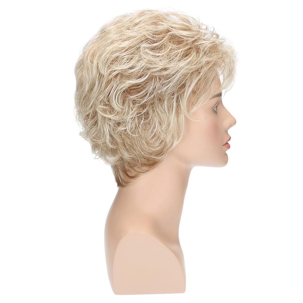 Perücke Mia von Lofty, blond, auf Schaufensterkopf. Seitenansicht. Kurze, gewellte Haare.