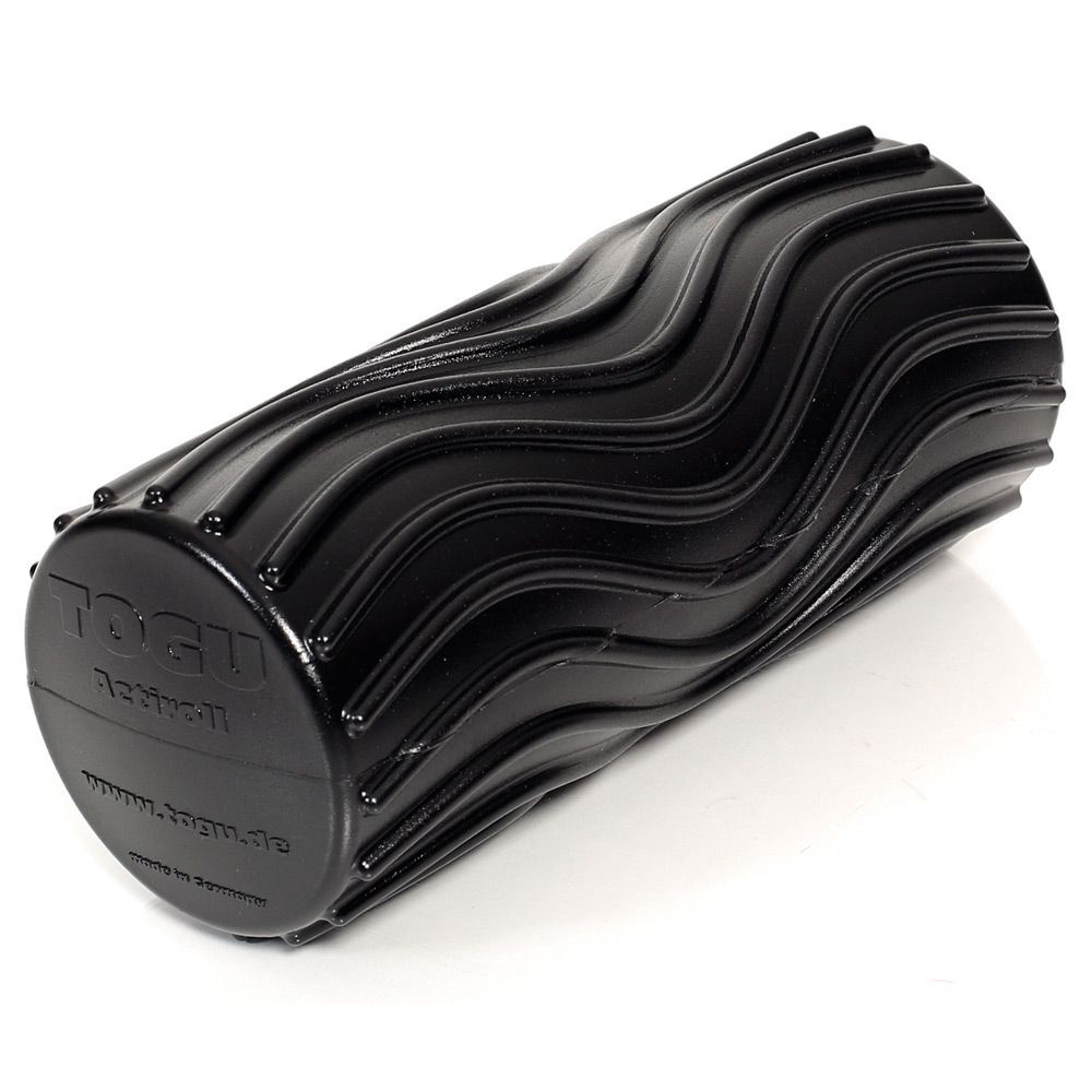 Schwarze Faszienrolle mit Wellenstruktur. Auf einer Seite ist der Markenname Togu Actiroll® Wave M sichtbar.