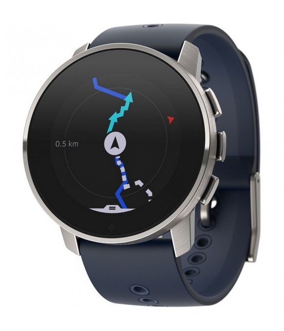 Runde Smartwatch mit blauem Armband. Anzeige: Karte mit Weg. Silberfarbenes Gehäuse, drei Knöpfe. Blaue und rote Linien.