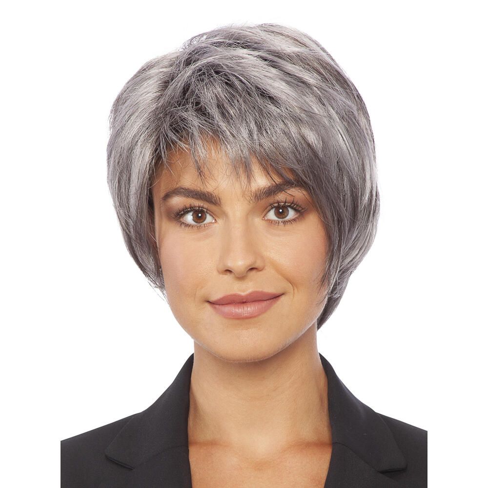 Graue Perücke mit kurzem, fransigem Pony. Frau mit schwarzem Blazer. Frontansicht.