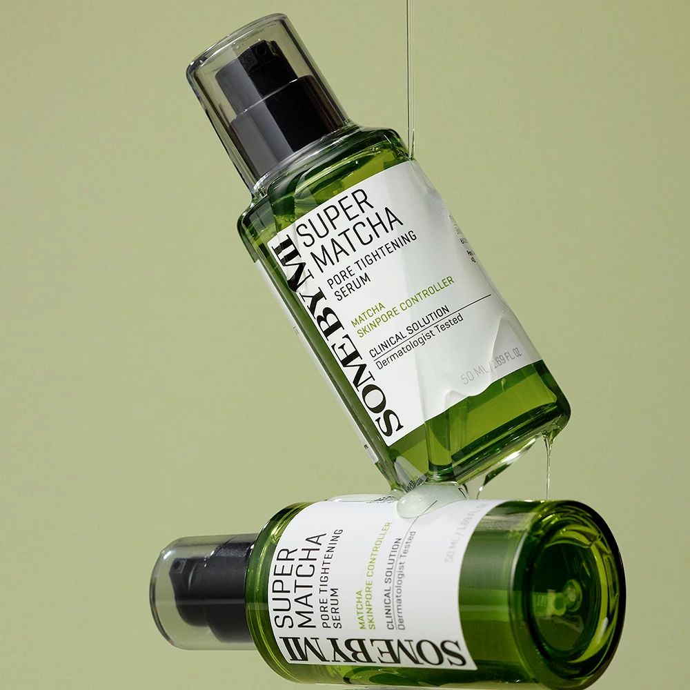 Zwei grüne Serumflaschen mit schwarzem Pumpkopf. Produkt tropft. Text: Super Matcha Pore Tightening Serum.