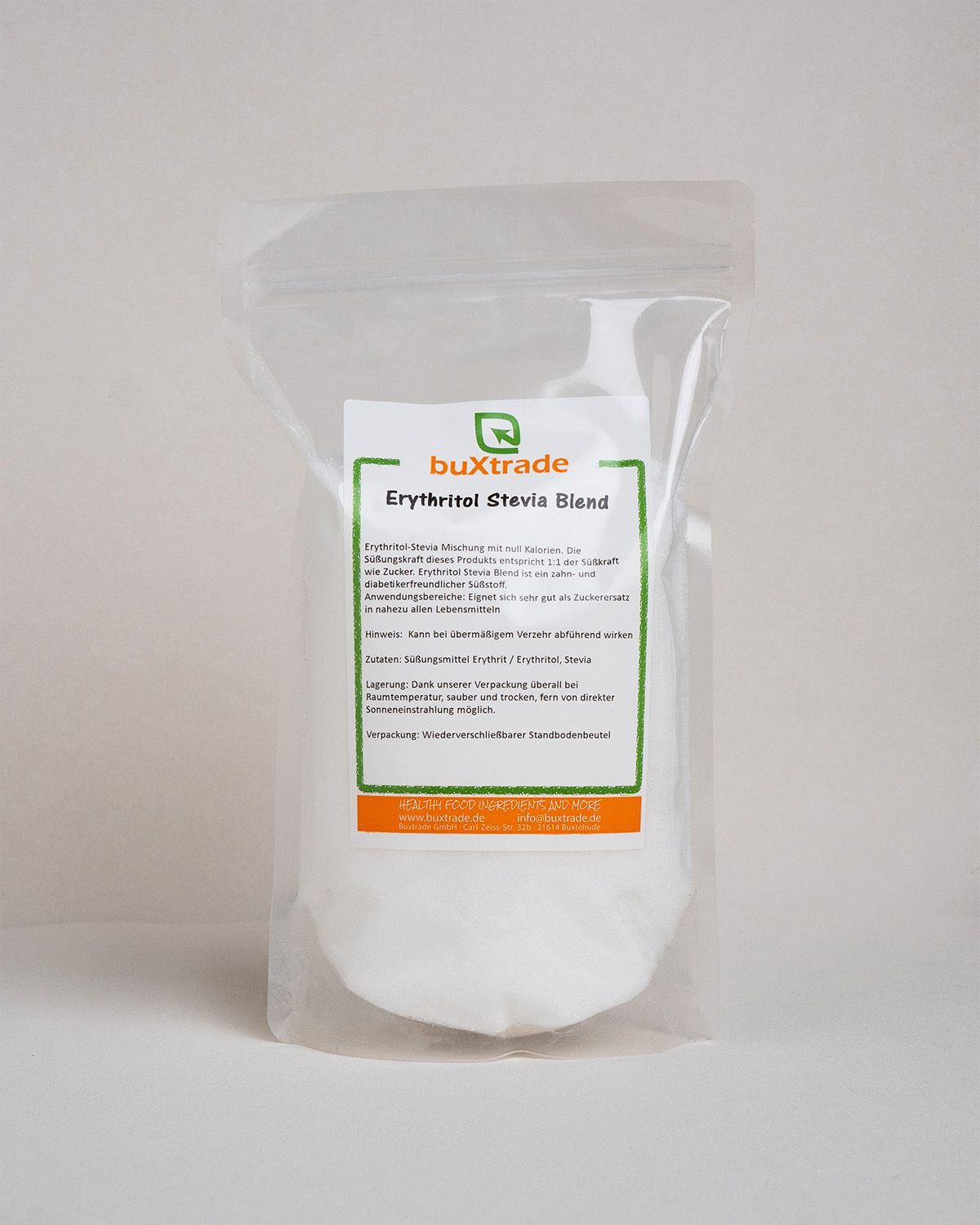 Transparente Verpackung mit weißem Pulver. Aufdruck: buXtrade Erythritol Stevia Blend. Text in Deutsch.