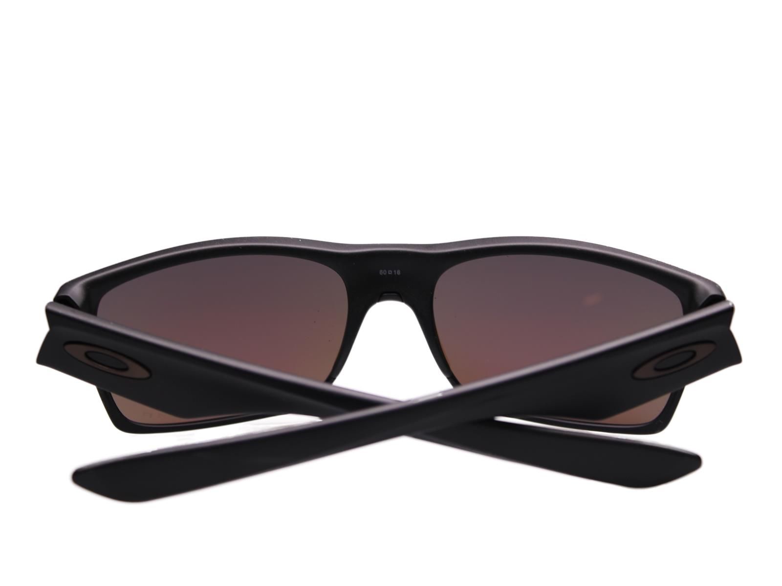 Oakley TWOFACE OO9189-46 Sonnenbrille, schwarzer Rahmen, braune Gläser. Bügel gekreuzt, Oakley-Logo sichtbar.