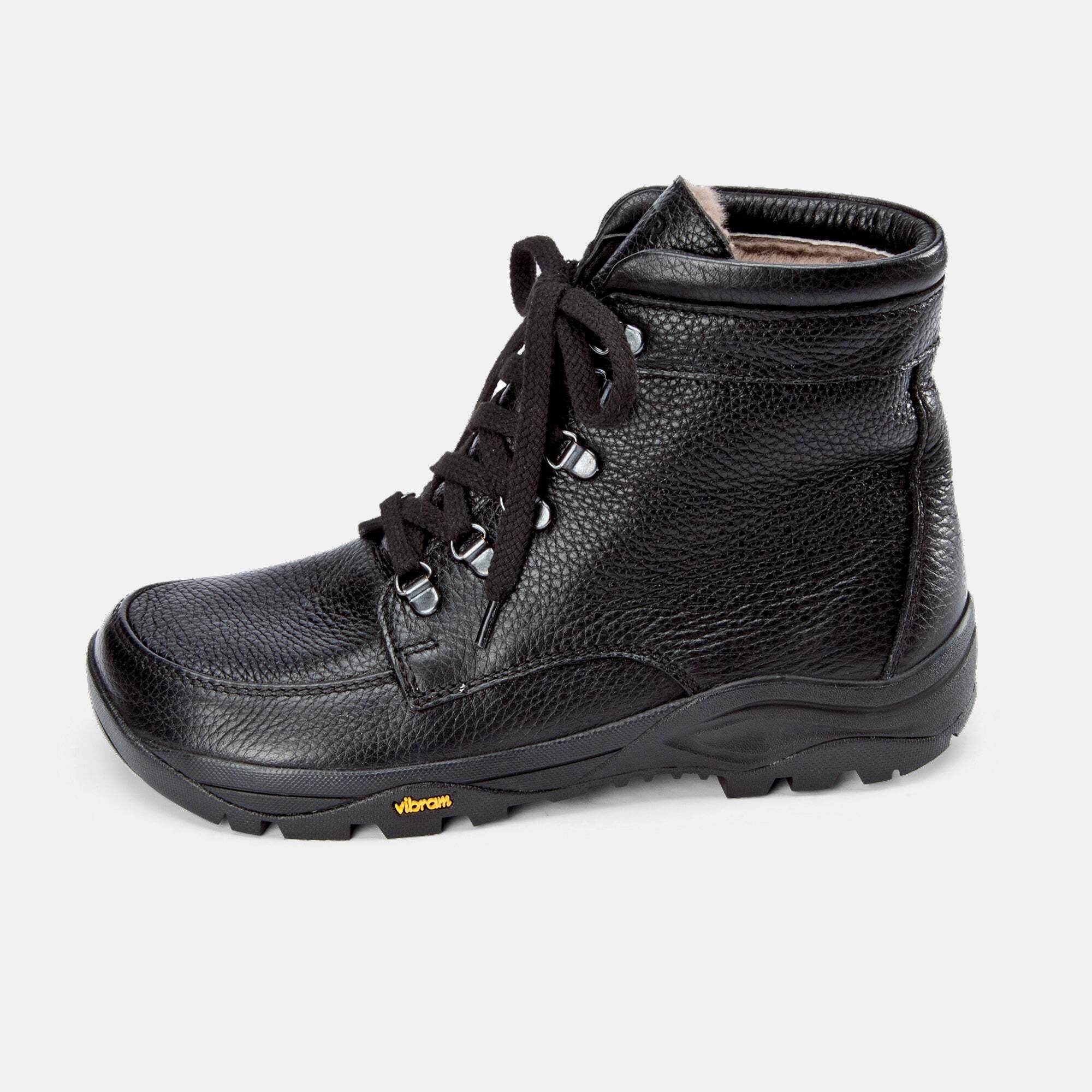 Schwarze Leder-Stiefelette mit Schnürung, Lammfellfutter und Vibram-Sohle, Seitenansicht.
