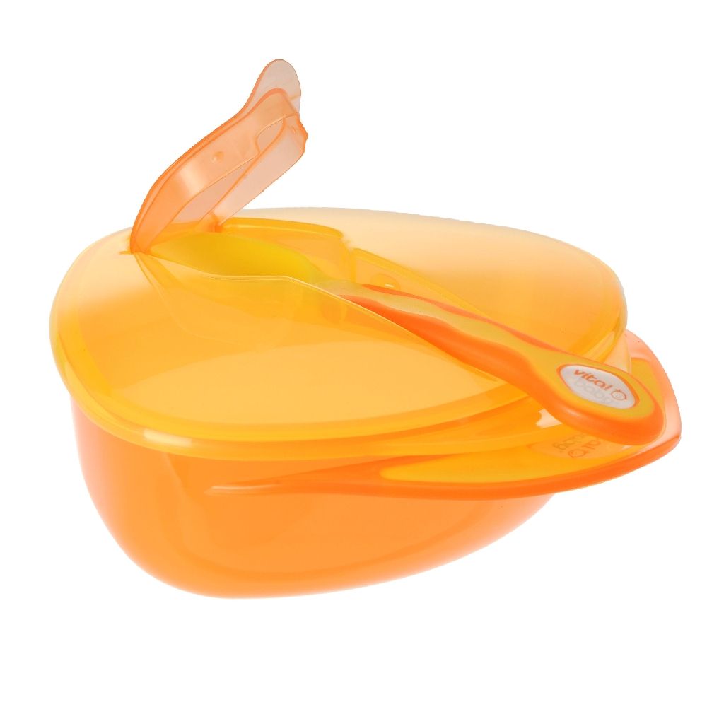 Orange Babyschüssel mit Deckel und Löffel. Deckel teilweise geöffnet. Löffel liegt auf dem Deckel.