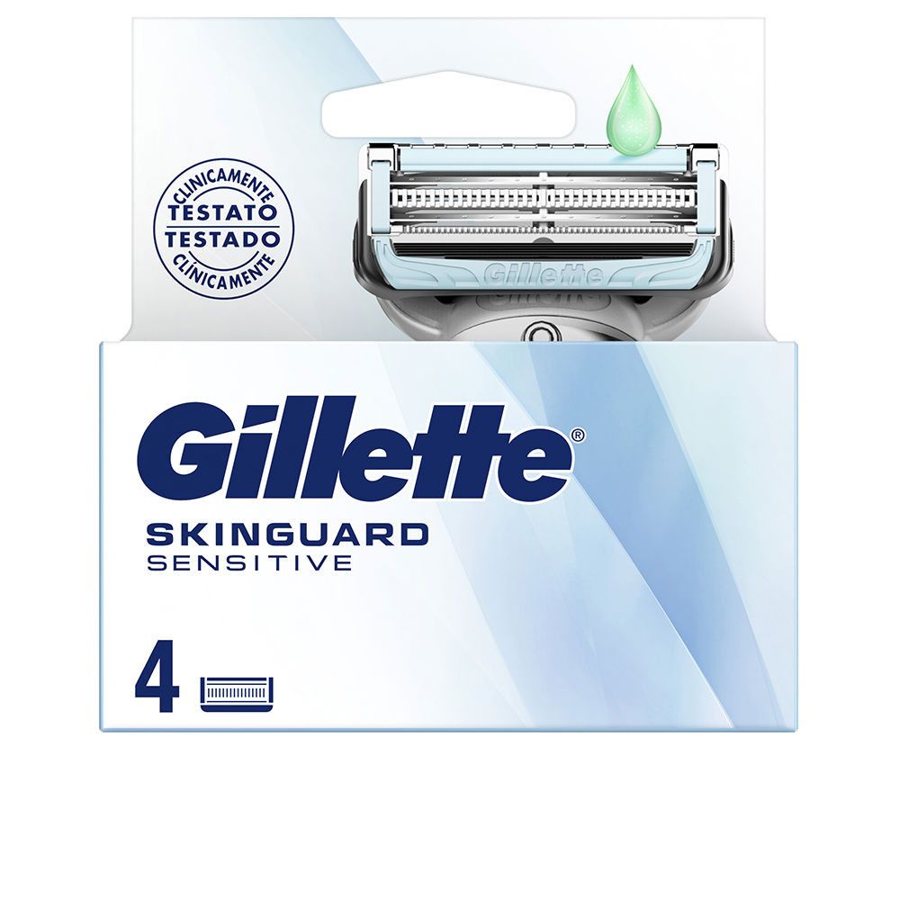 Gillette SKINGUARD SENSITIVE. Packung mit 4 Rasierklingen. Klinisch getestet. Hellblaue Klingen mit grüner Flüssigkeit.