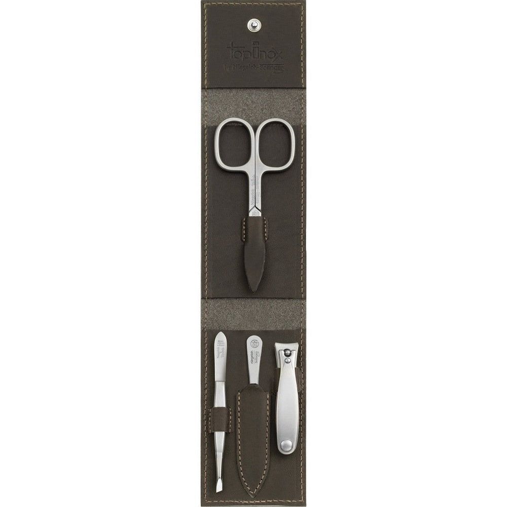 Etui mit 4 Maniküre-Werkzeugen. Enthält Schere, Nagelfeile, Pinzette und Nagelknipser. Braunes Lederetui mit Druckknopfverschluss.