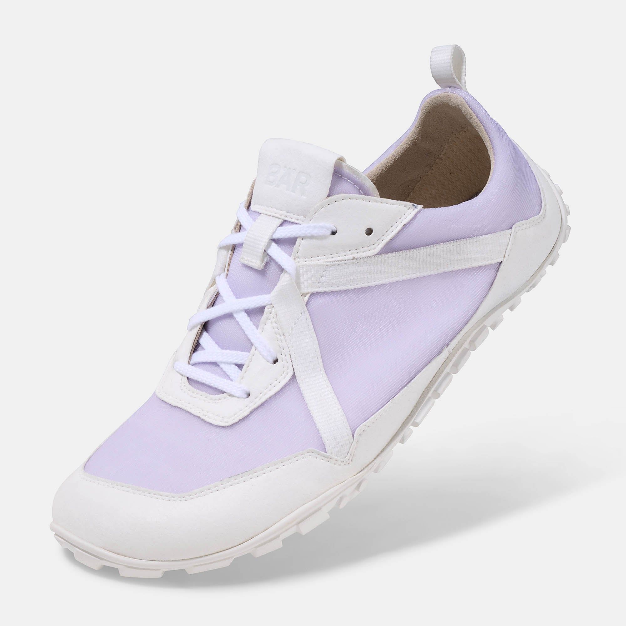 Draufsicht auf einen lilafarbenen und weißen Schnürschuh. Der Schuh hat eine breite Passform und das BÄR-Logo ist sichtbar.