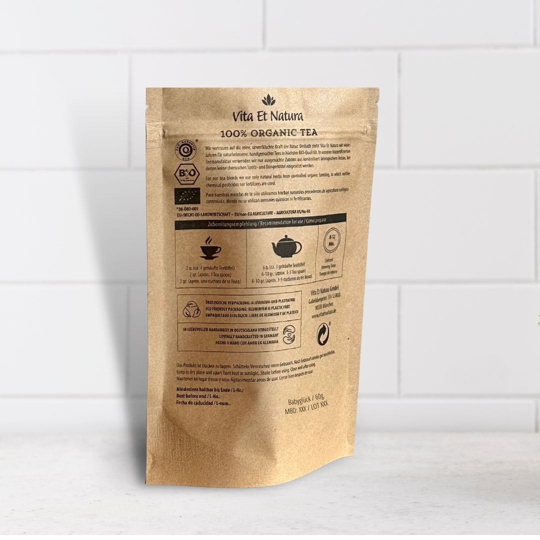 Rückseite der Teeverpackung. Text: Informationen, Zubereitung, Bio-Siegel, 100% Organic Tea. Braune Verpackung.