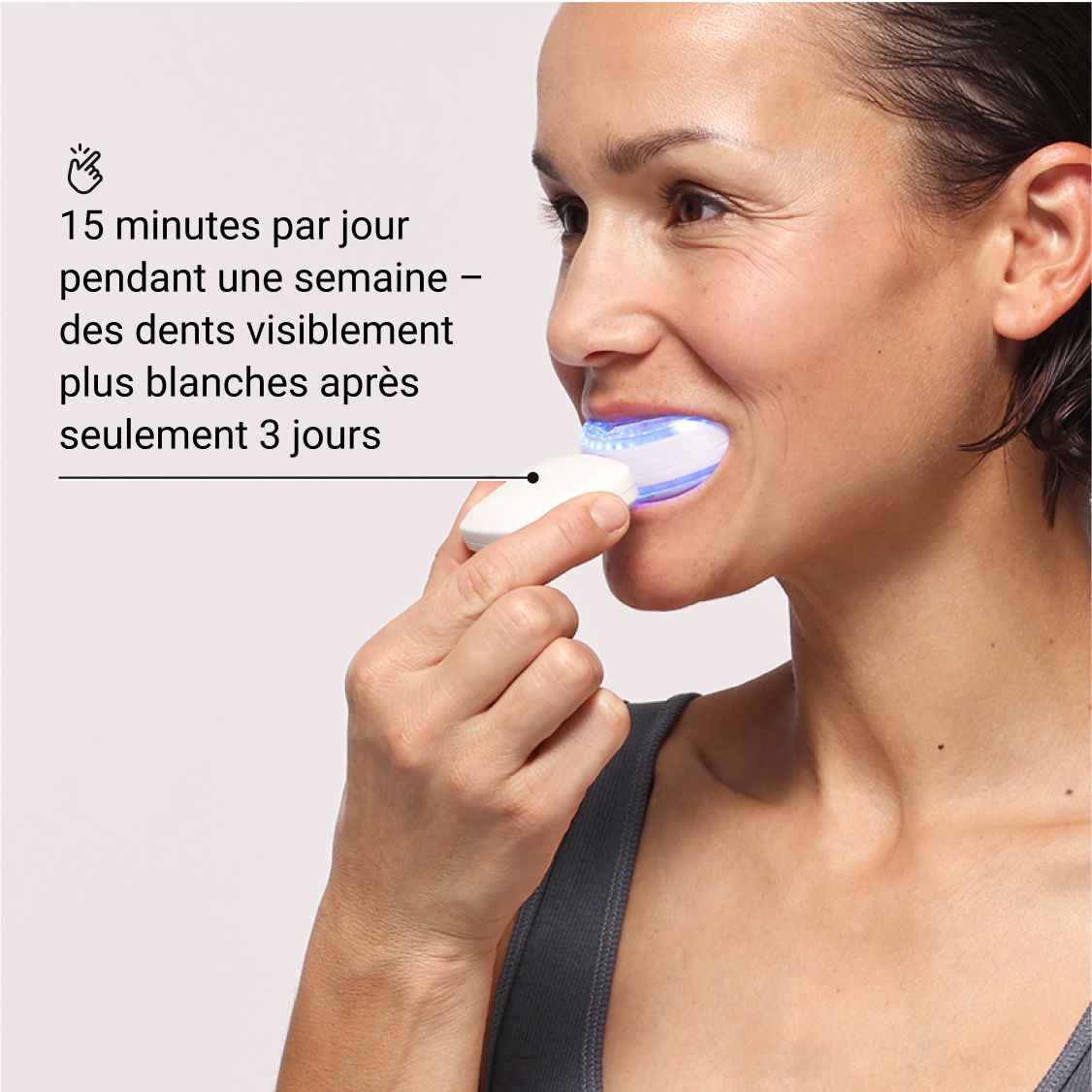 Mains versant un liquide dans un stylo gel.