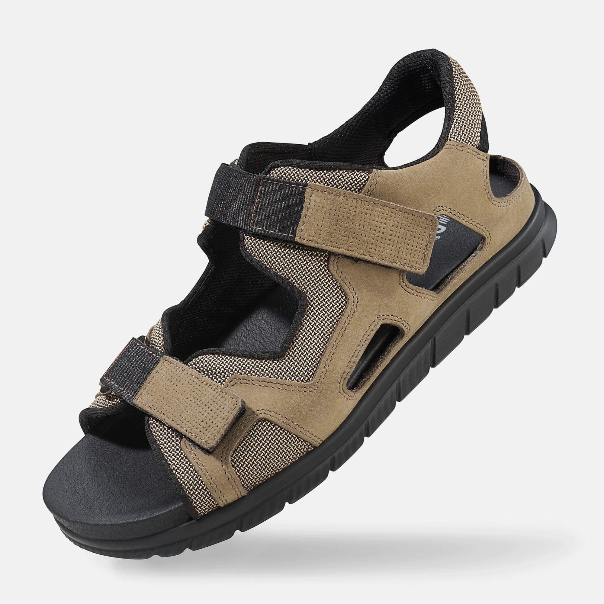 Braune Sandale mit Klettverschlüssen, schwarzer Sohle und Mesh-Einsätzen. Perspektivische Ansicht.