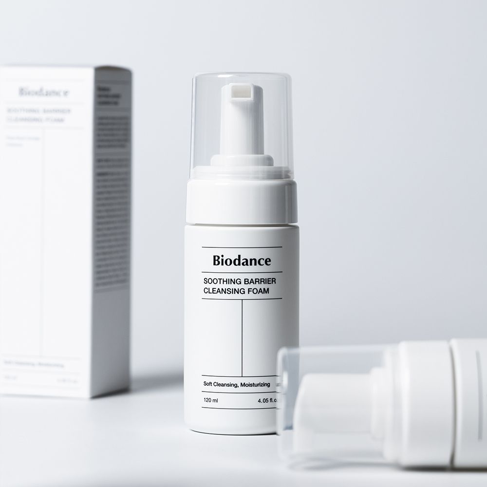 Soothing Barrier Cleansing Foam Flasche neben einer Verpackungsbox.