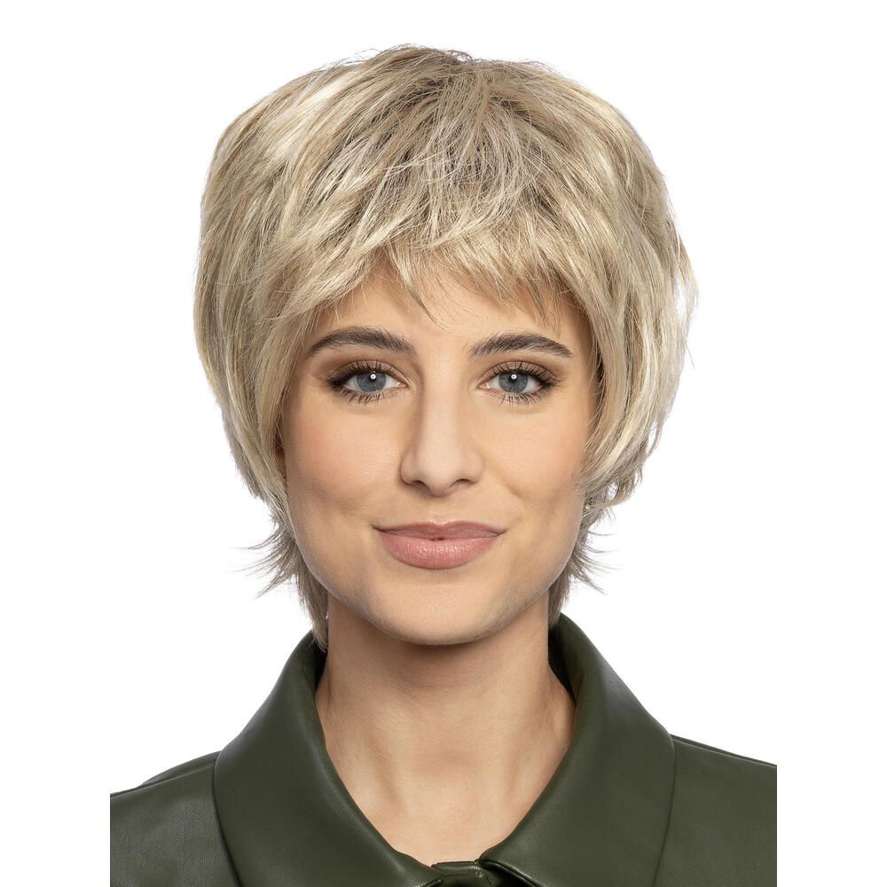 Kurzhaarperücke, blond, mit Pony. Frau trägt grüne Jacke. Frontansicht.