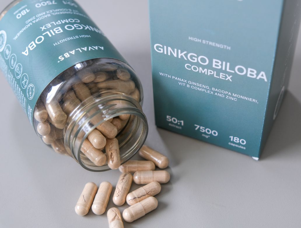 Aavalabs Ginkgo Biloba Kapseln 7500mg, Flasche umgekippt, Kapseln verstreut.