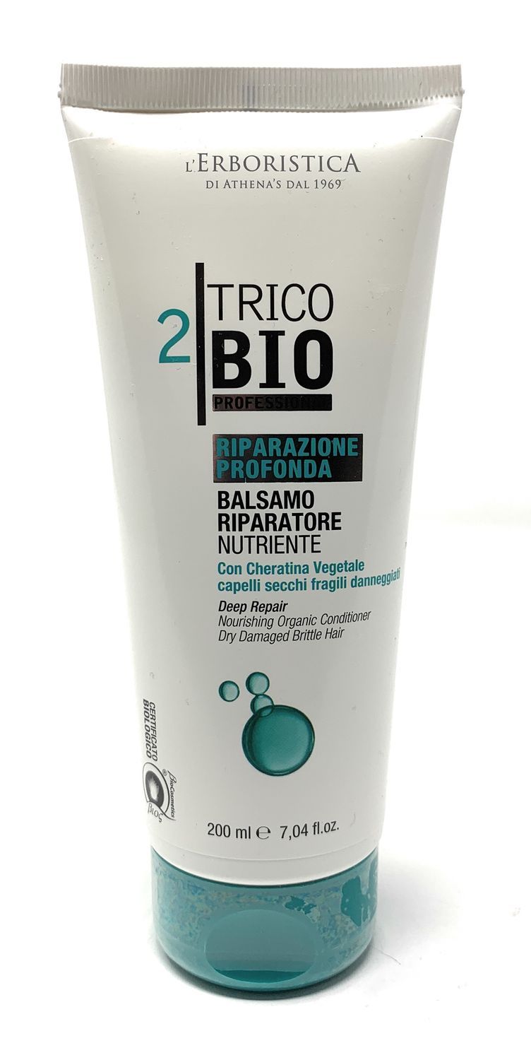 Weiße Tube mit blauem Deckel. Aufschrift: TRICO BIO, Balsamo Riparatore Nutriente. Enthält Keratin. Für trockenes, brüchiges Haar.