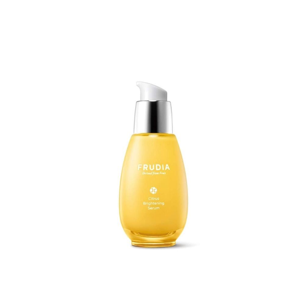 Gelbes Serum in Tropfenform mit silbernem Pumpkopf. Aufschrift: FRUDIA, Citrus Brightening Serum.