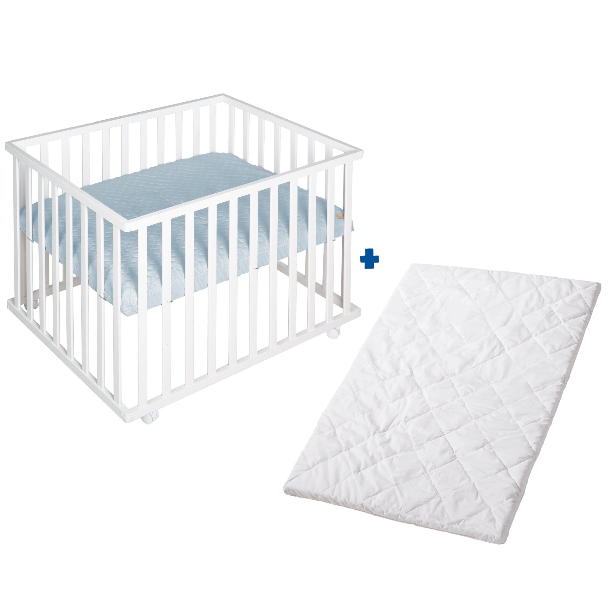 Weißes Laufgitter mit blauer Steppdecke und separater weißer Steppdecke. Mit Rollen.