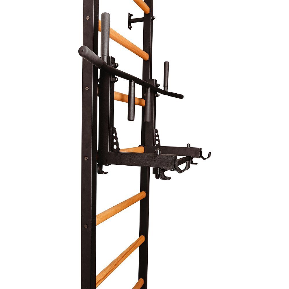 Detailansicht des Fitness-Systems. Sprossen, Klimmzugstange und Dip-Station. Schwarzer Rahmen, Holzsprossen. Für das Training.