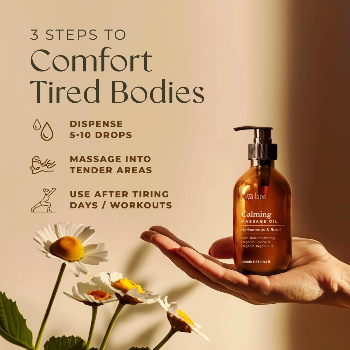 Hand hält Flasche Gya Labs Calming Massage Oil. Text: 3 Schritte zur Anwendung. Kamillenblüten.