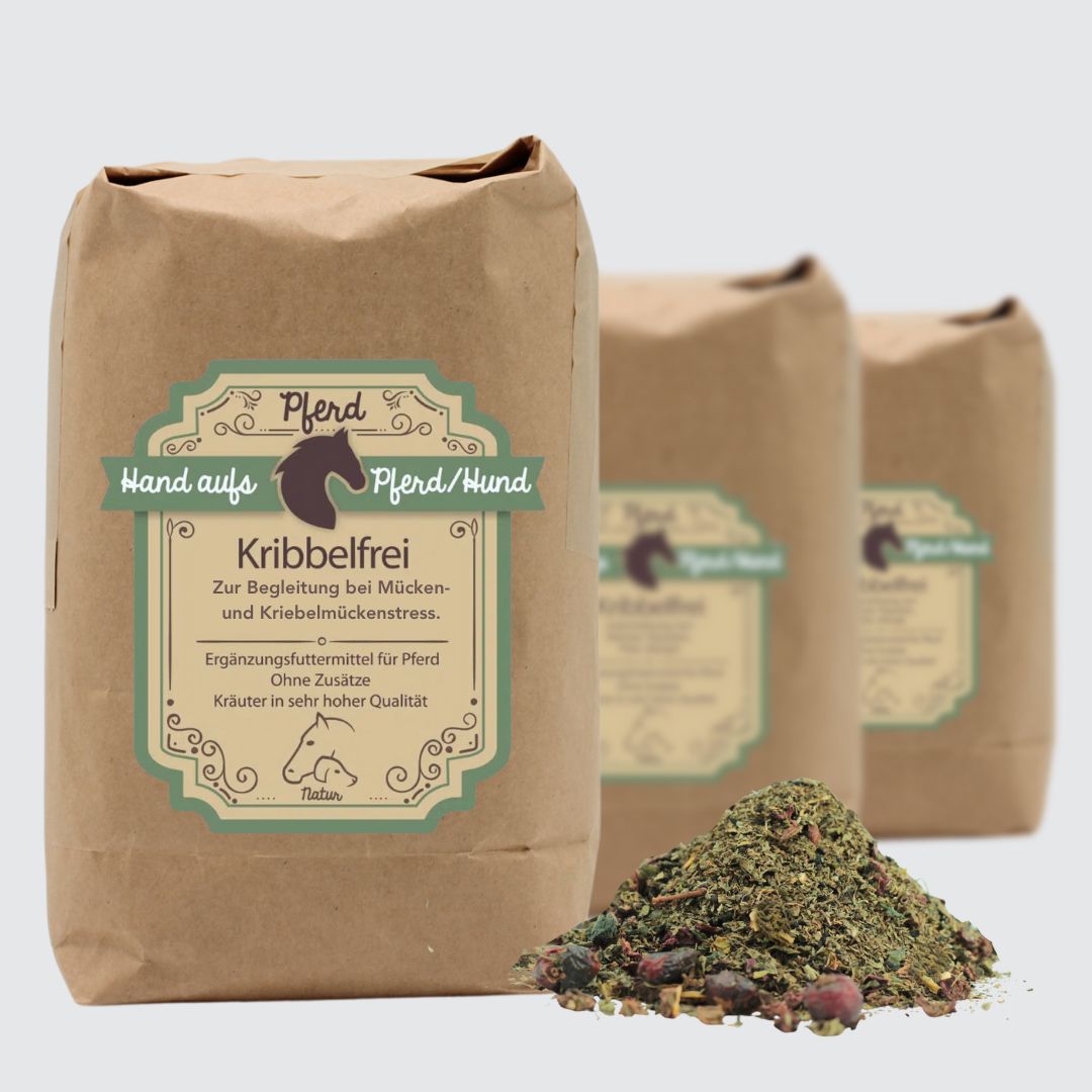 Drei braune Papiertüten mit Produktetikett und Kräutermischung. Text: Hand aufs Pferd/Hund, Kribbelfrei. Ergänzungsfuttermittel für Pferde. Ohne Zusätze.
