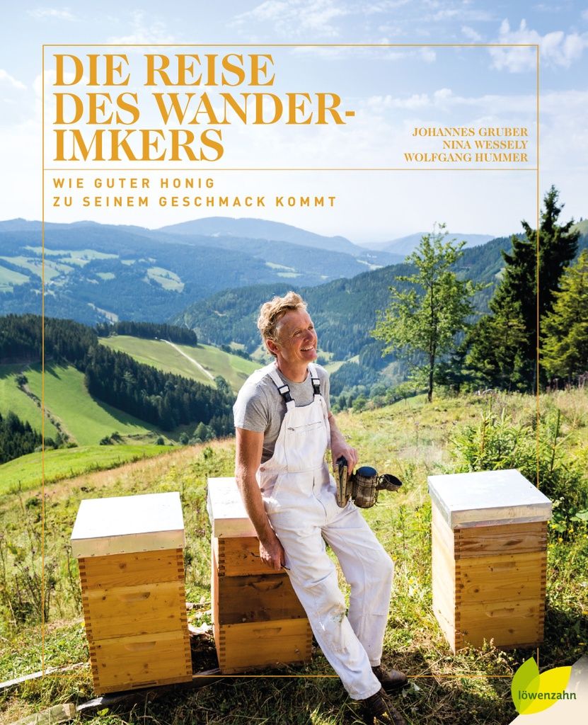 Buchcover: "Die Reise des Wanderimkers" von Löwenzahn Verlag. Mann mit Imkerkleidung, Bienenkästen, Landschaft. Titel und Autoren sichtbar.