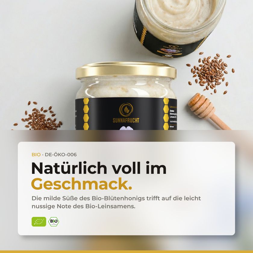 Zwei Gläser SUNNAFRUCHT® BIO Leinsamen in Honig, umgeben von Leinsamen und einem Honiglöffel.