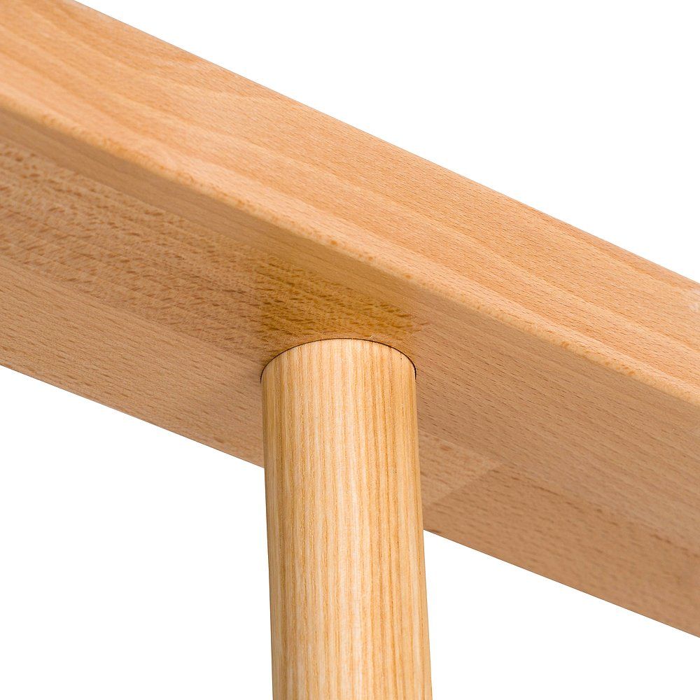 Detailansicht einer Holz-Kletterstange, verbunden mit einem horizontalen Holzbalken. Holzmaserung sichtbar.