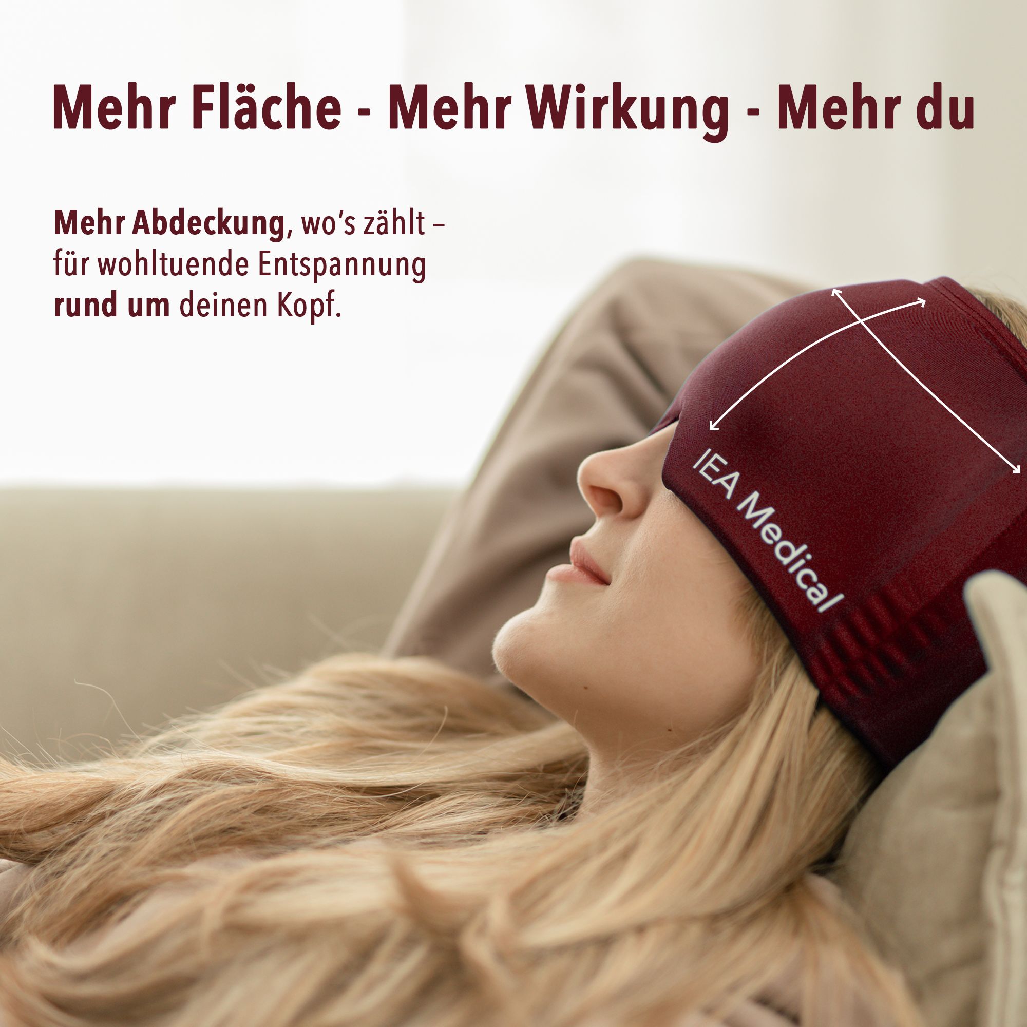 Frau mit Migränemaske auf Sofa. Text: Mehr Fläche - Mehr Wirkung - Mehr du. IEA Medical Logo sichtbar.