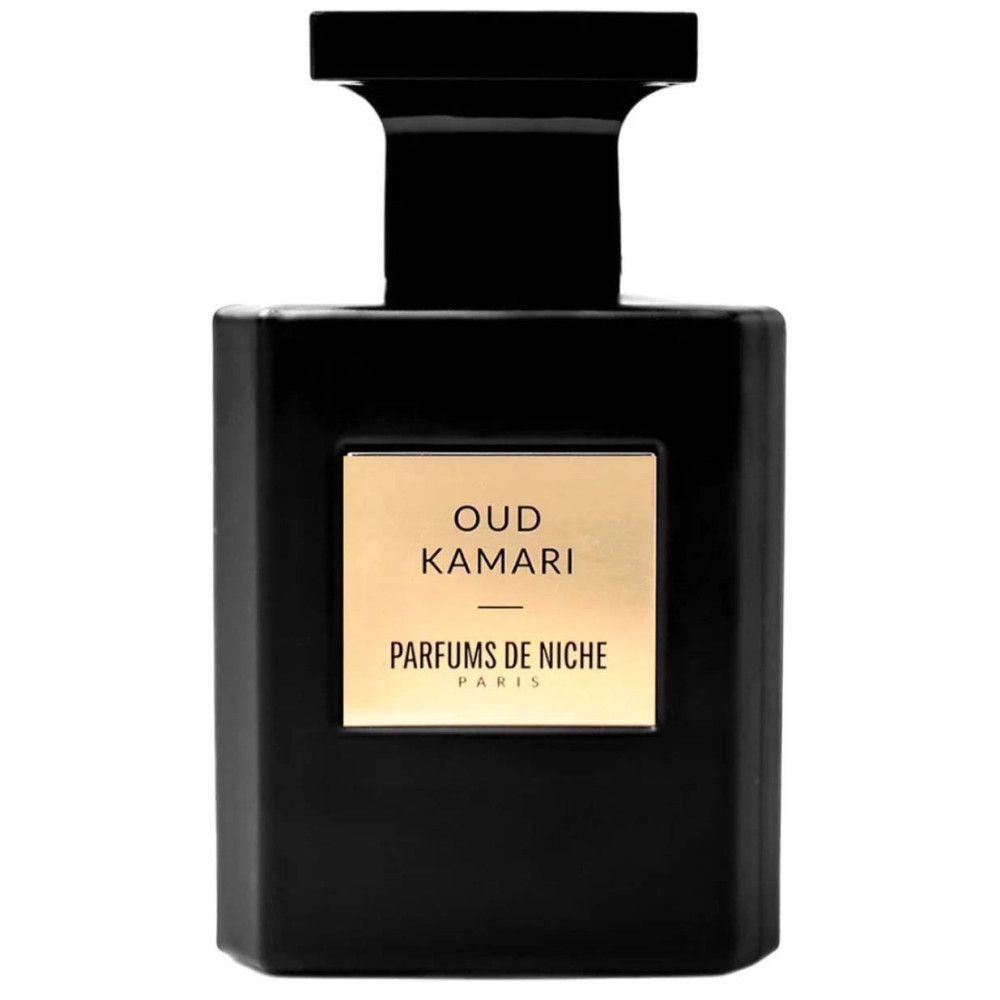 Schwarzer Flakon mit goldfarbenem Etikett. Aufschrift: Oud Kamari, Parfums de Niche, Paris. Rechteckige Form mit schwarzem Verschluss.