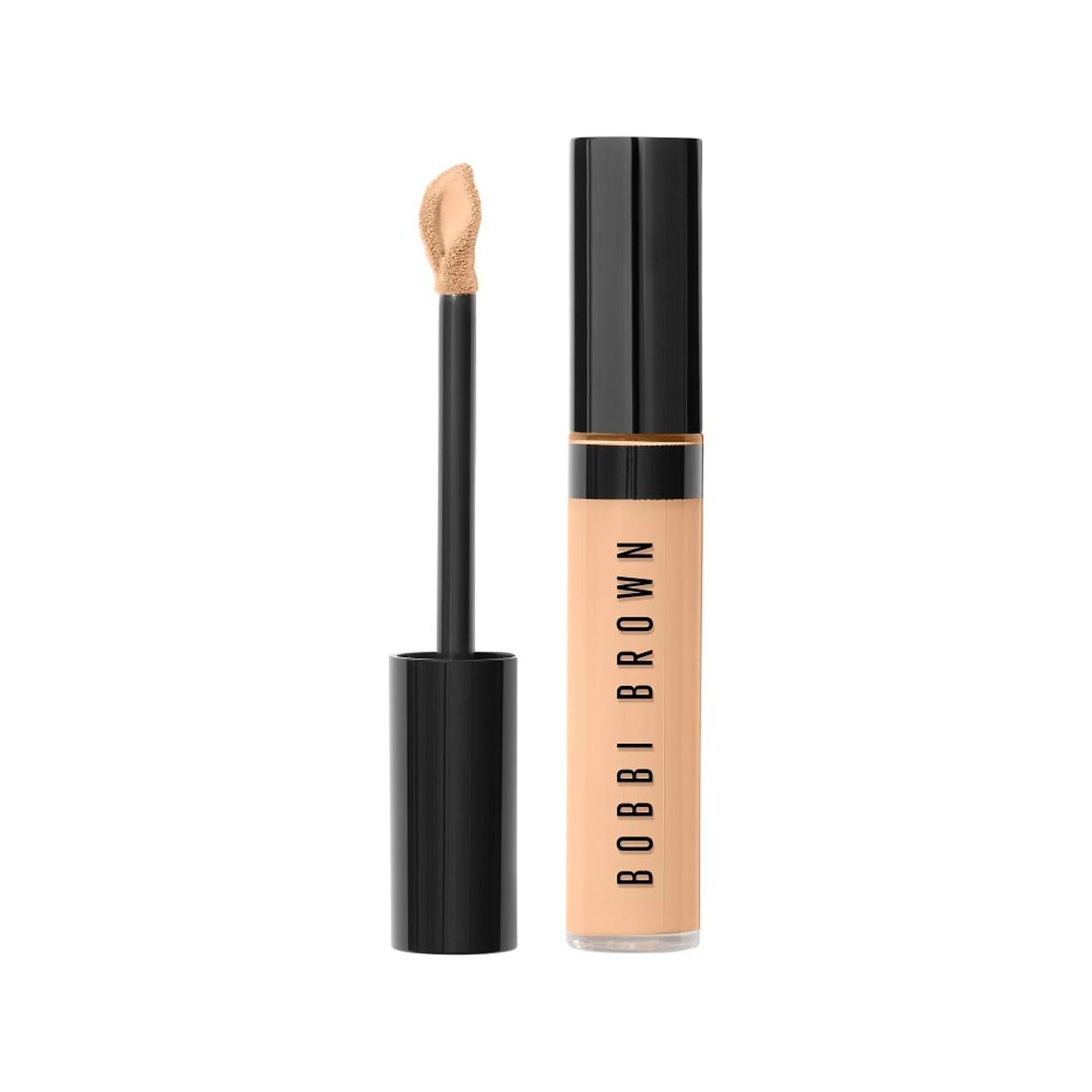 Beige Concealer-Tube mit schwarzem Deckel und Applikator. Schriftzug "BOBBI BROWN".