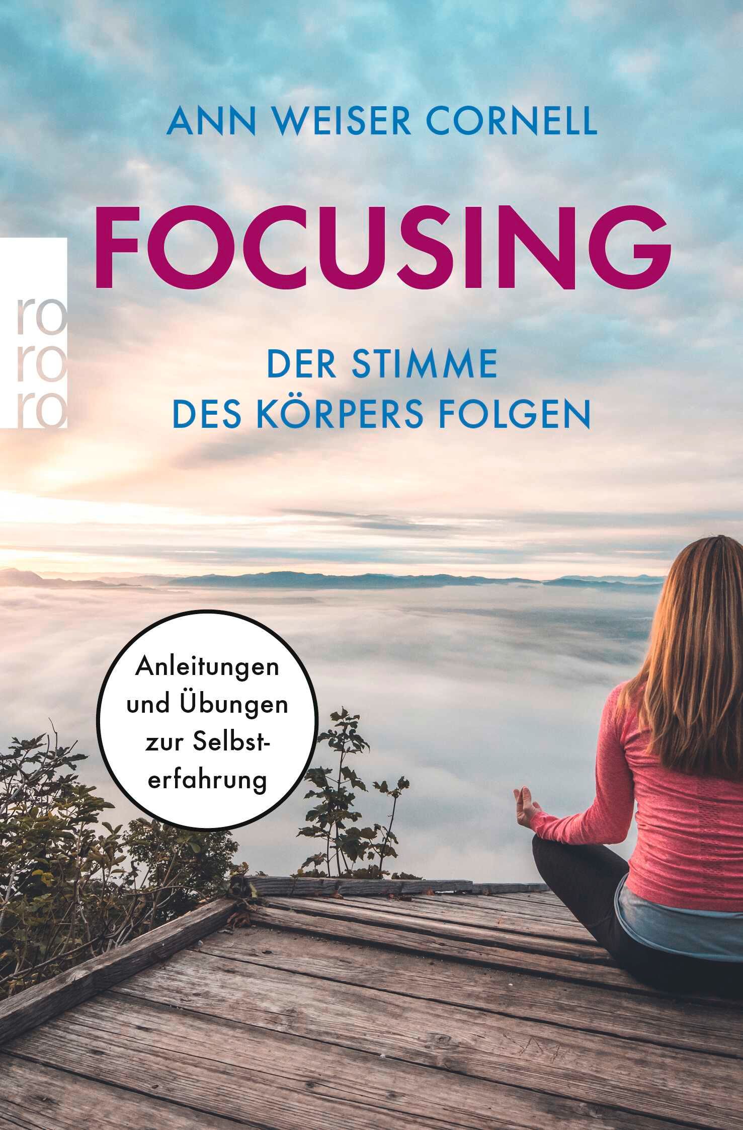 Buchcover: "Focusing - Der Stimme des Körpers folgen". Autorin: Ann Weiser Cornell. Frau sitzt auf Holz, Blick auf Landschaft.