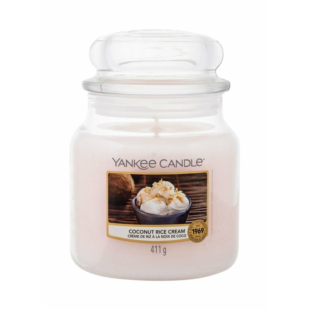 Yankee Candle Duftkerze Coconut Rice Cream. Glasbehälter mit Deckel. Etikett mit Produktbild und Text. 411g.