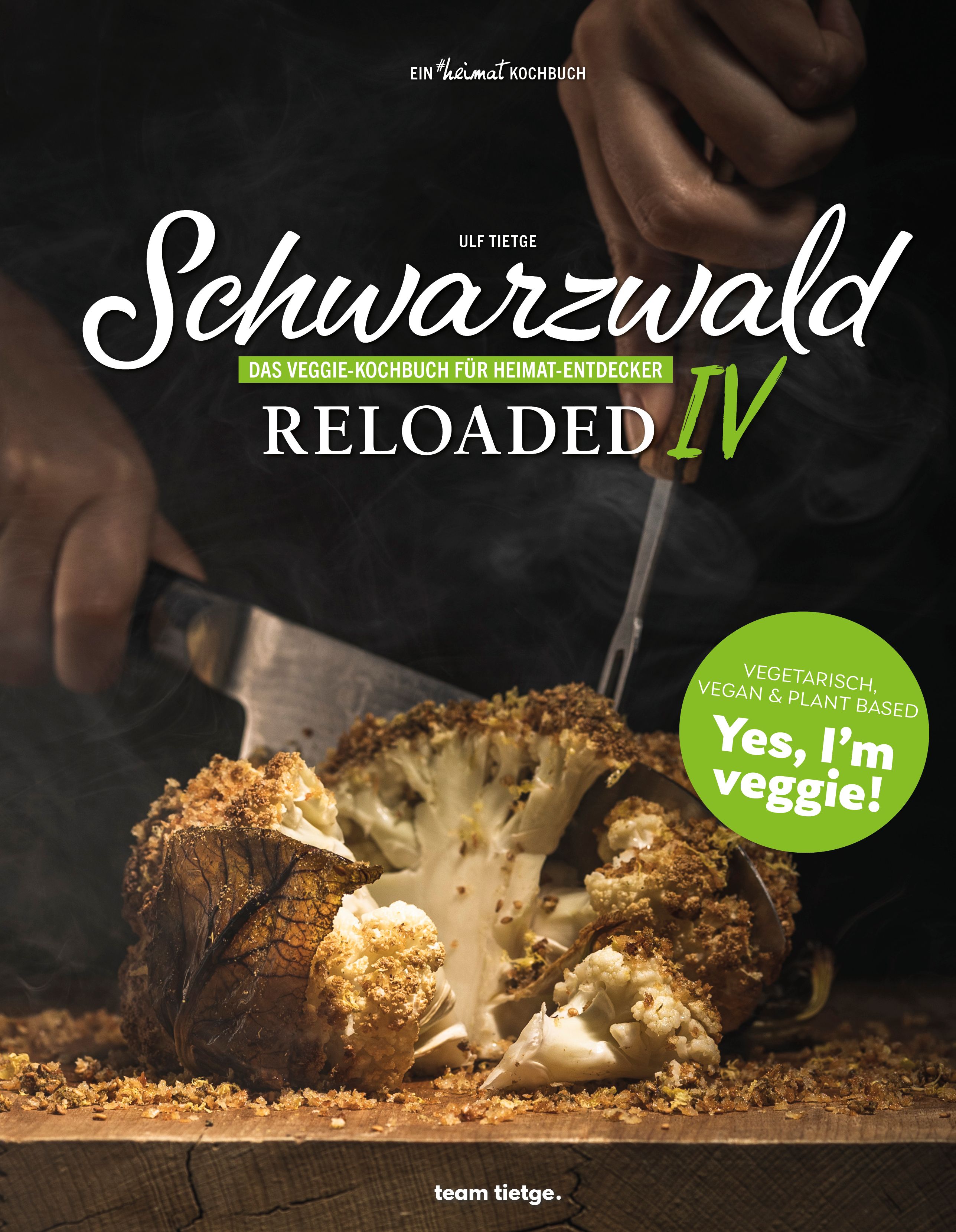 Kochbuch "Schwarzwald Reloaded IV". Titel in weißer Schrift. Aufgeschnittener Blumenkohl mit Kruste. Grüner Aufkleber: Vegetarisch, vegan, Yes, I'm veggie!