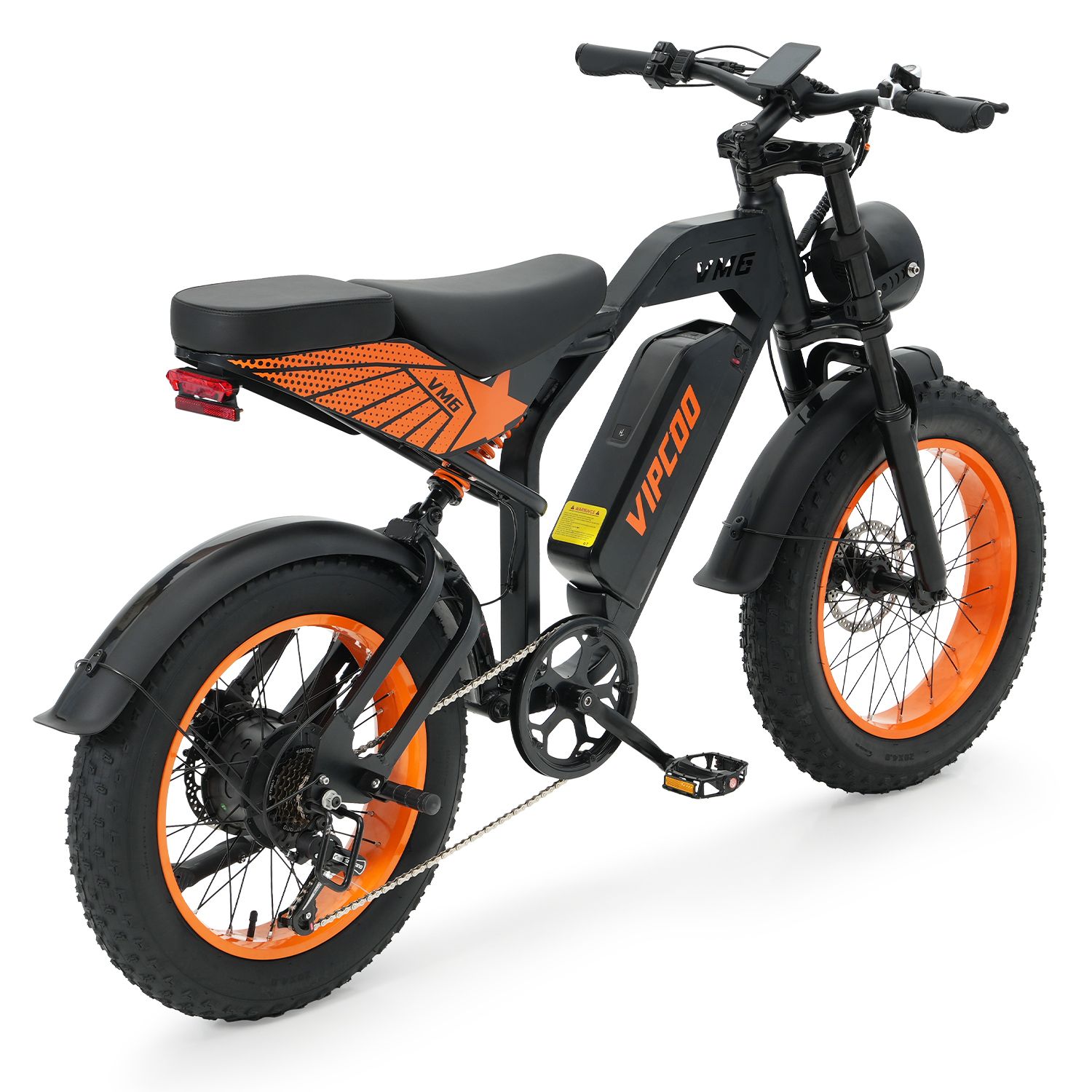 Schwarzes E-Bike mit orangefarbenen Felgen. VIPCOO ist auf dem Rahmen zu sehen. Modell VM6.