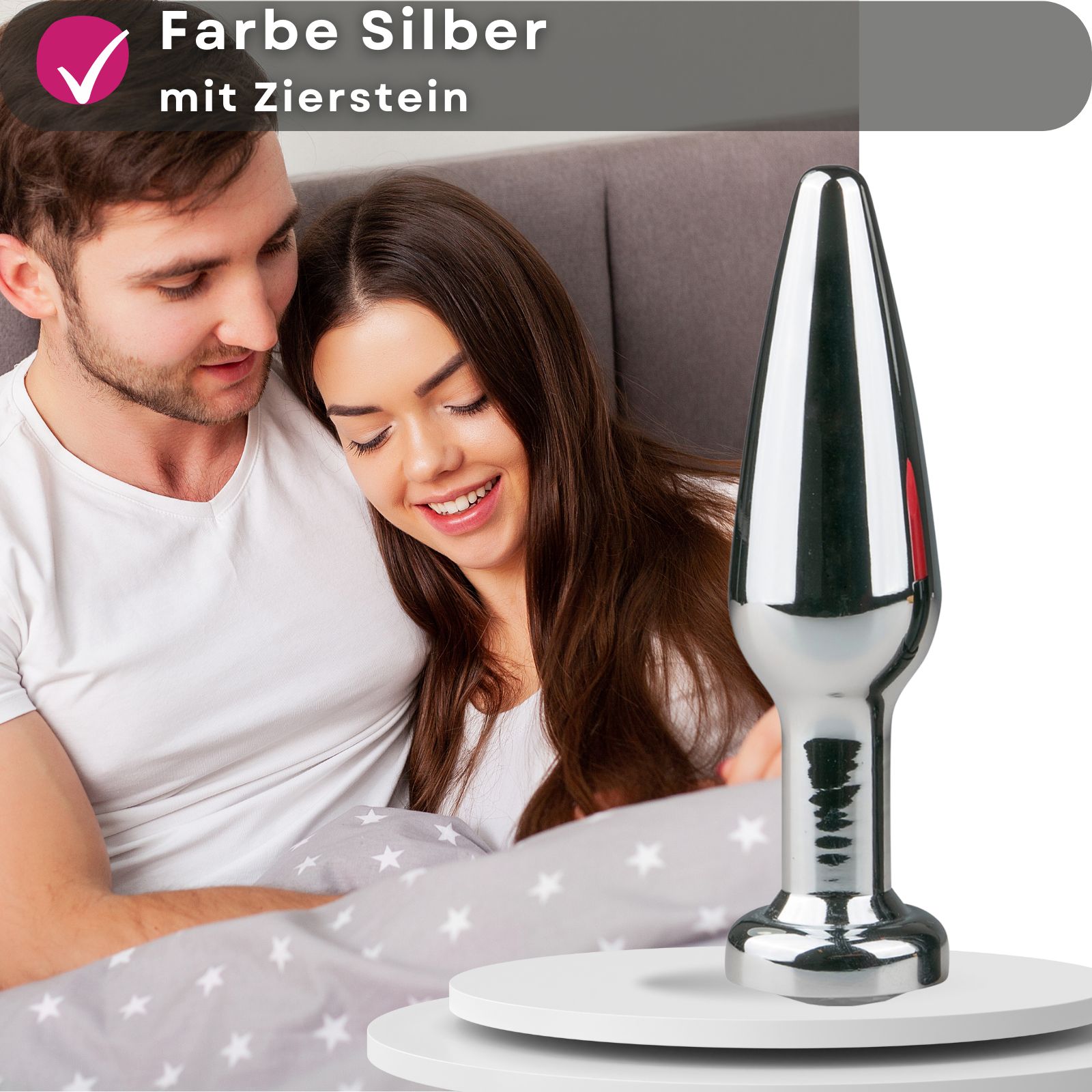 Produktabbildung mit Text: Farbe Silber mit Zierstein. Paar im Hintergrund.
