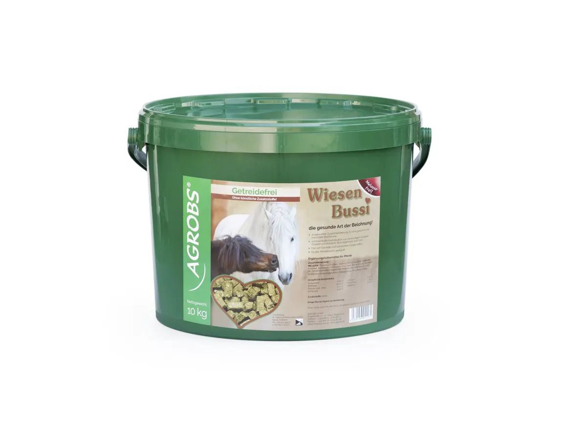 Grüner Eimer mit Produktetikett. Aufschrift: Agrobs WiesenBussi. Abbildung von Pferden und Futter. 10 kg.