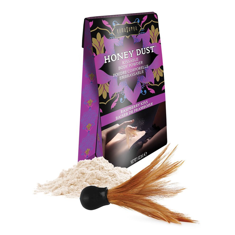 Verpackung mit „Honey Dust“ und „Raspberry Kiss“. Daneben Puder und Puderquaste mit Federn.