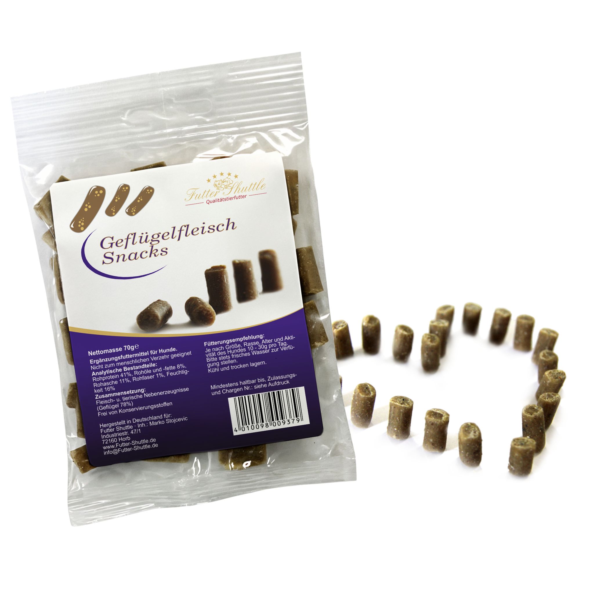 Beutel mit Geflügelfleisch Snacks. Aufgedrucktes Etikett. Daneben Snacks in Herzform.